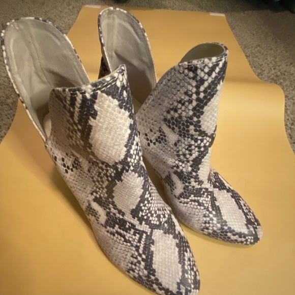 Steve Madden Rookie Bootie snake print in an 8.5 side cut out design slip on - Picture 3 of 12